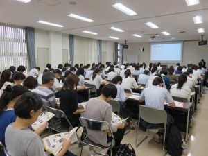 学校案内冊子を用いた伊藤副校長の学校説明の様子